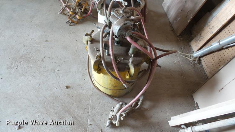 image for item DT9070 (2) paint sprayer pots