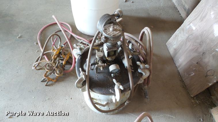 image for item DT9070 (2) paint sprayer pots