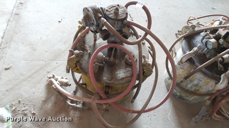 image for item DT9070 (2) paint sprayer pots