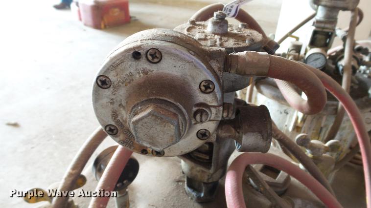 image for item DT9070 (2) paint sprayer pots