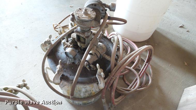 image for item DT9070 (2) paint sprayer pots