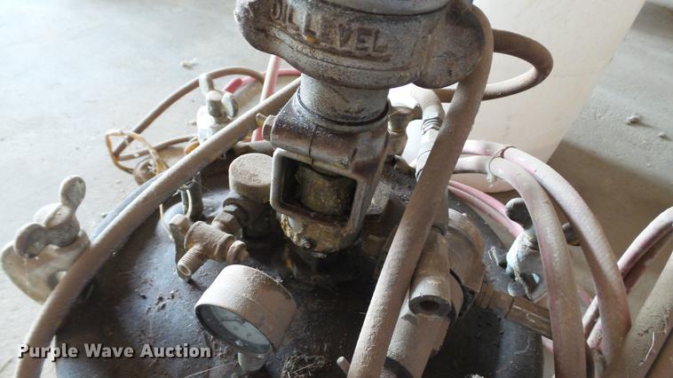 image for item DT9070 (2) paint sprayer pots