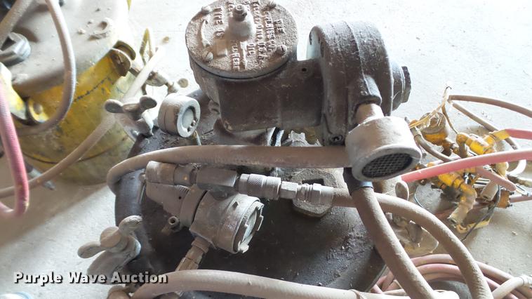 image for item DT9070 (2) paint sprayer pots