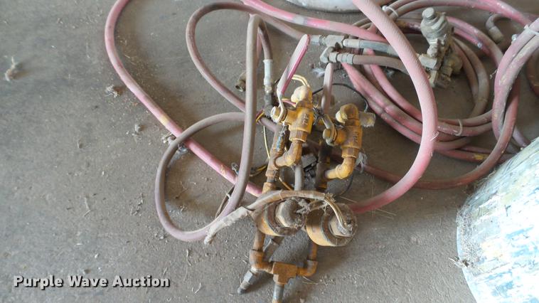 image for item DT9070 (2) paint sprayer pots