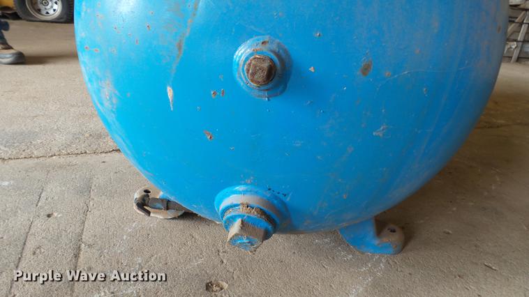 image for item DT9073 Qualair air compressor