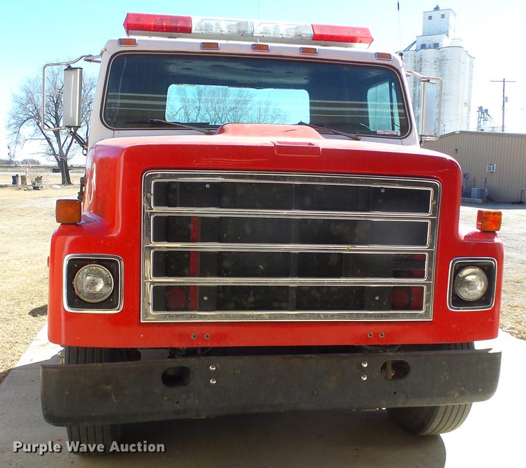 image for item EC9660 1987 International S2200 truck cab and chassis