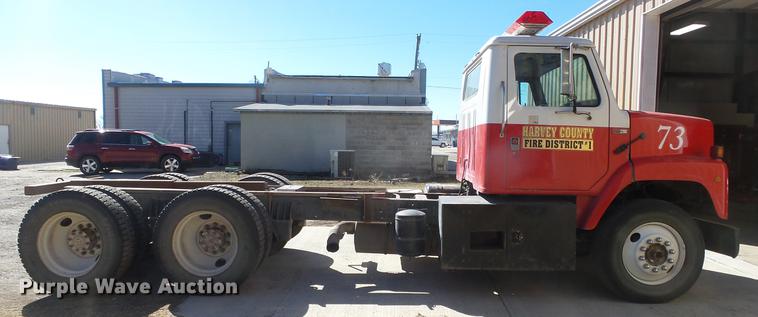 image for item EC9660 1987 International S2200 truck cab and chassis