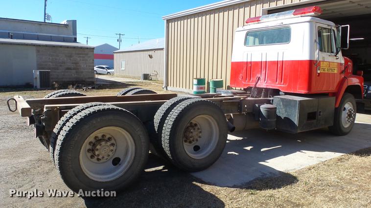 image for item EC9660 1987 International S2200 truck cab and chassis