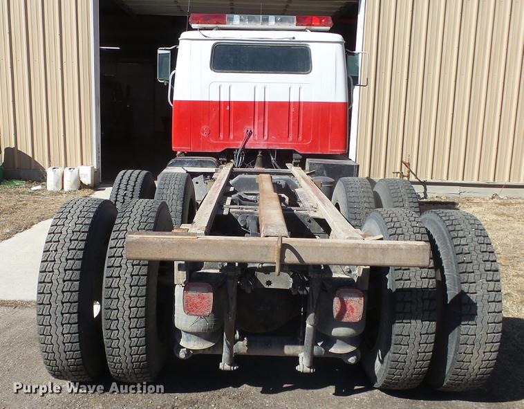 image for item EC9660 1987 International S2200 truck cab and chassis