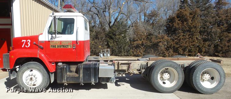 image for item EC9660 1987 International S2200 truck cab and chassis