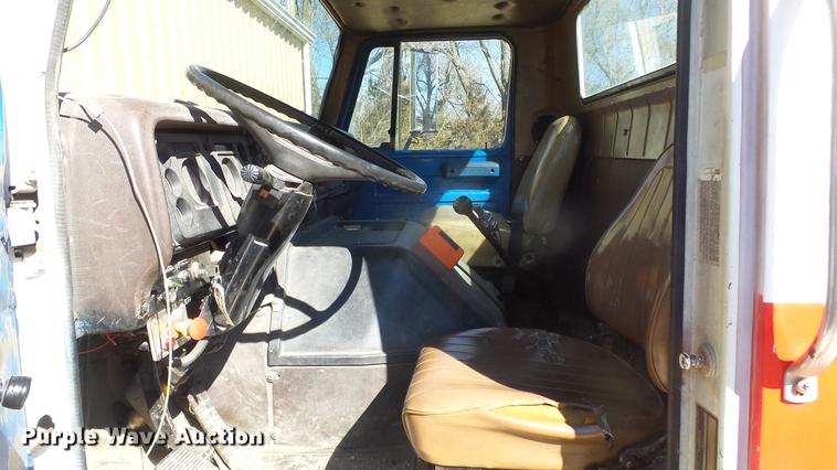 image for item EC9660 1987 International S2200 truck cab and chassis