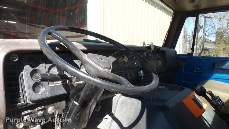 image for item EC9660 1987 International S2200 truck cab and chassis