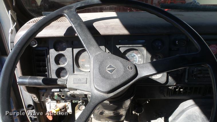 image for item EC9660 1987 International S2200 truck cab and chassis