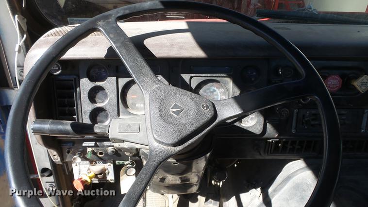 image for item EC9660 1987 International S2200 truck cab and chassis