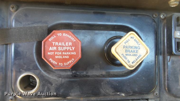 image for item EC9660 1987 International S2200 truck cab and chassis