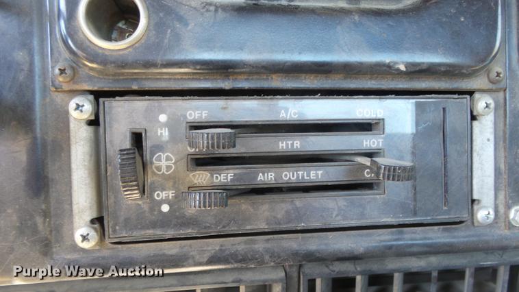 image for item EC9660 1987 International S2200 truck cab and chassis