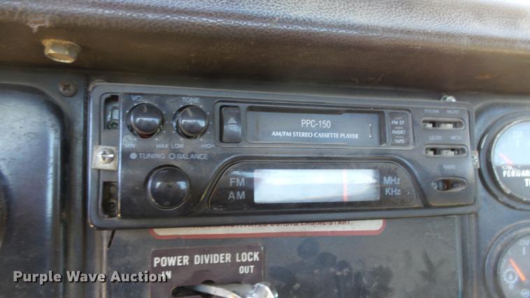 image for item EC9660 1987 International S2200 truck cab and chassis