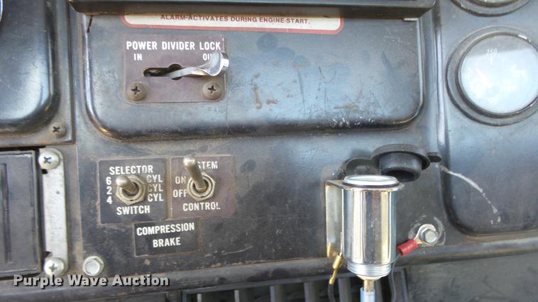 image for item EC9660 1987 International S2200 truck cab and chassis