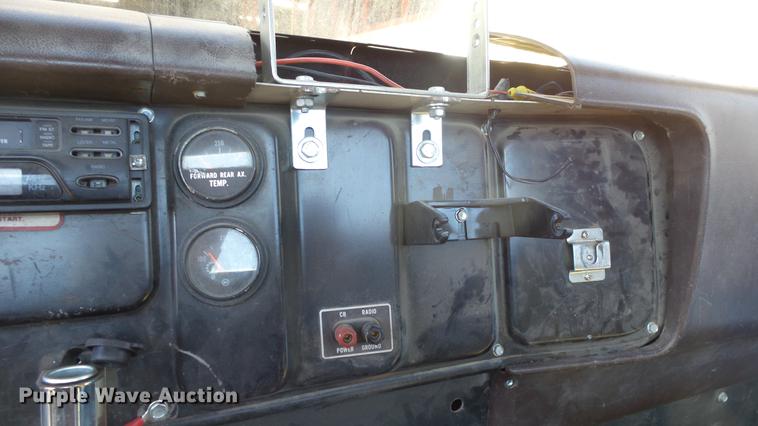 image for item EC9660 1987 International S2200 truck cab and chassis