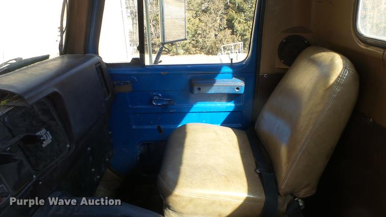 image for item EC9660 1987 International S2200 truck cab and chassis