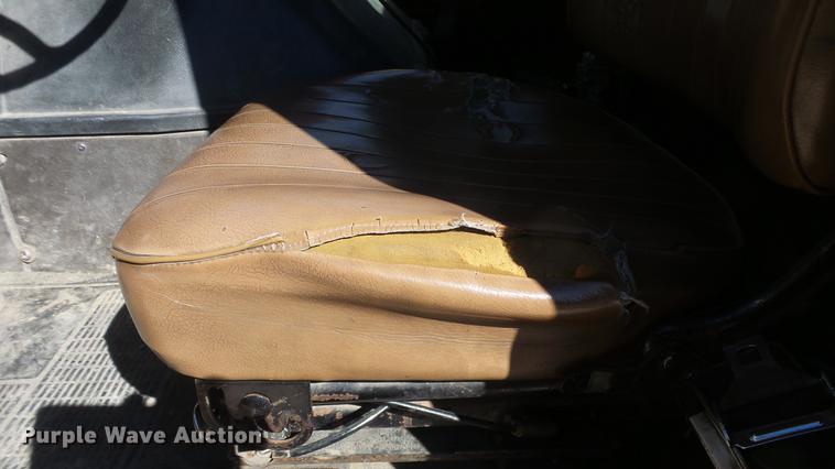 image for item EC9660 1987 International S2200 truck cab and chassis