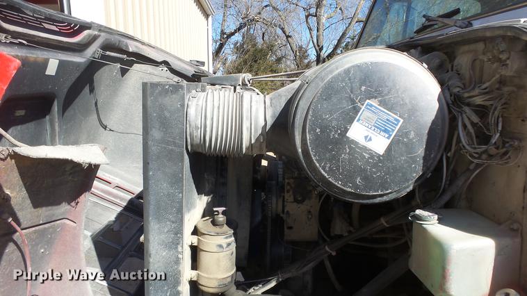 image for item EC9660 1987 International S2200 truck cab and chassis