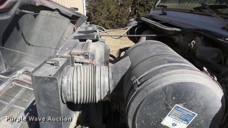 image for item EC9660 1987 International S2200 truck cab and chassis