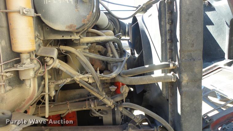 image for item EC9660 1987 International S2200 truck cab and chassis