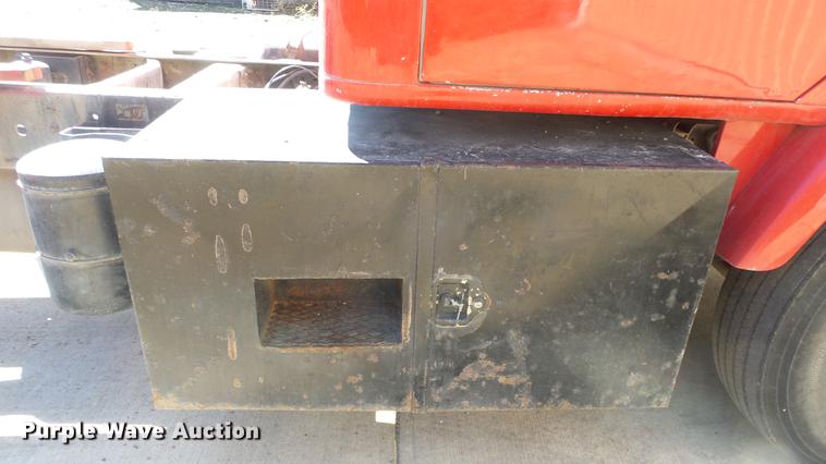 image for item EC9660 1987 International S2200 truck cab and chassis