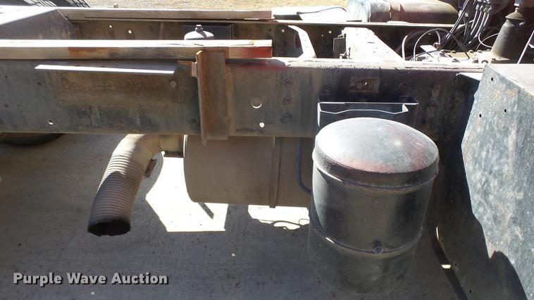 image for item EC9660 1987 International S2200 truck cab and chassis