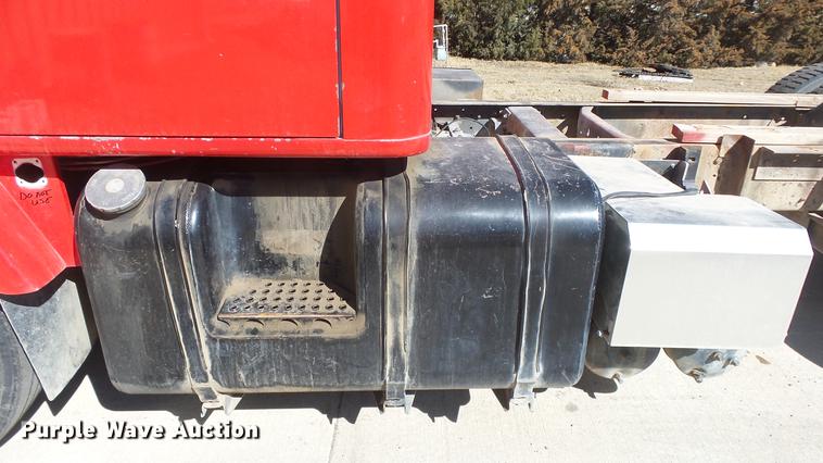 image for item EC9660 1987 International S2200 truck cab and chassis