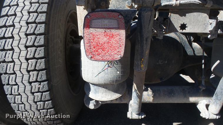 image for item EC9660 1987 International S2200 truck cab and chassis