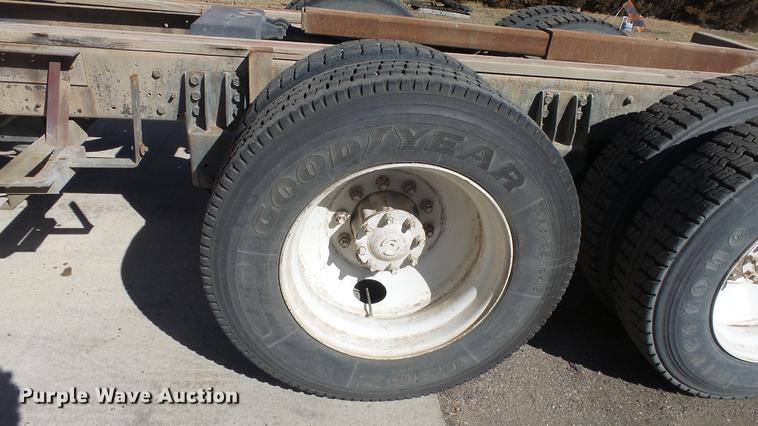 image for item EC9660 1987 International S2200 truck cab and chassis