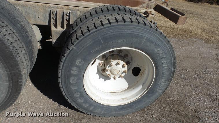 image for item EC9660 1987 International S2200 truck cab and chassis