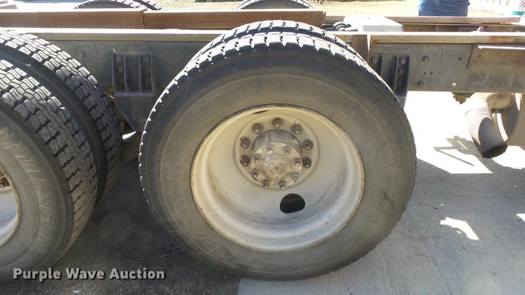 image for item EC9660 1987 International S2200 truck cab and chassis