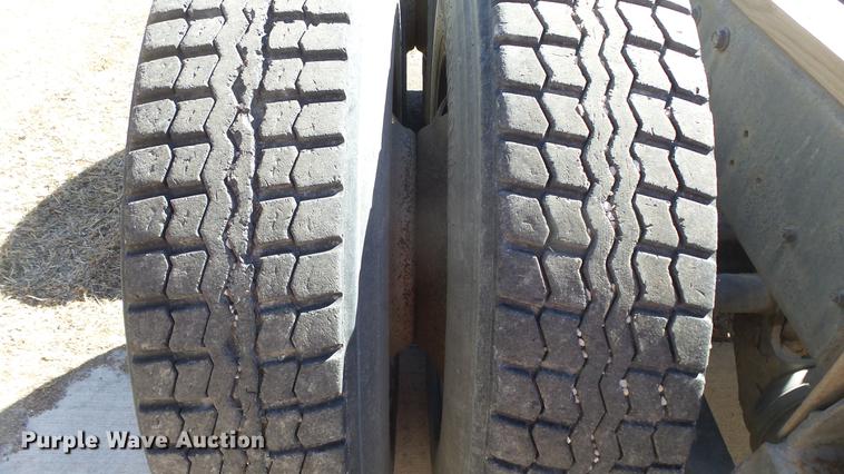 image for item EC9660 1987 International S2200 truck cab and chassis