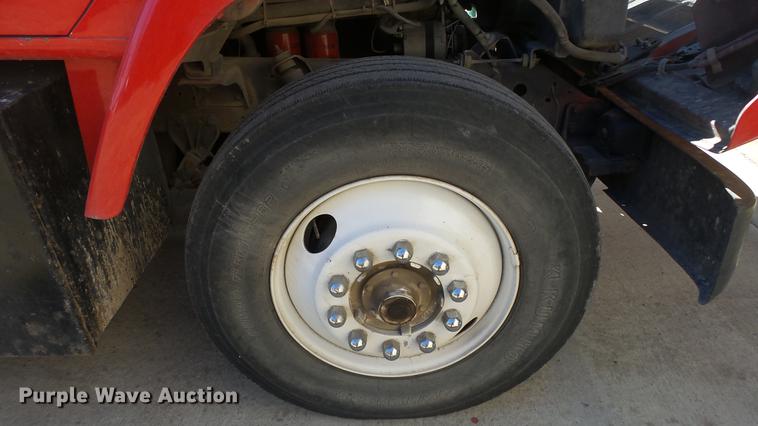 image for item EC9660 1987 International S2200 truck cab and chassis