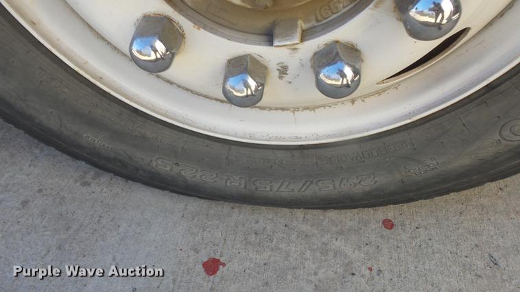 image for item EC9660 1987 International S2200 truck cab and chassis