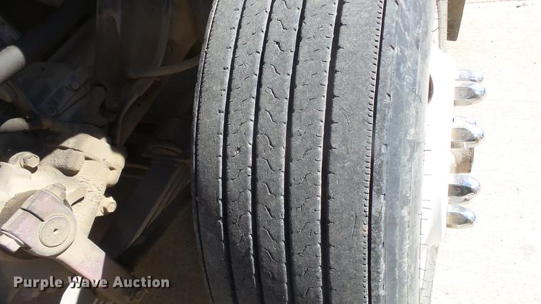 image for item EC9660 1987 International S2200 truck cab and chassis