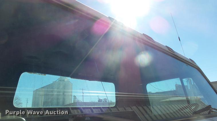 image for item EC9660 1987 International S2200 truck cab and chassis