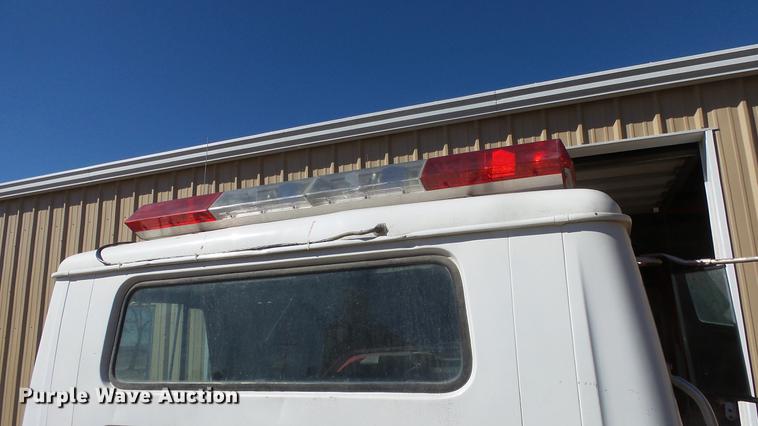 image for item EC9660 1987 International S2200 truck cab and chassis