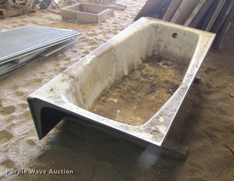 image for item EI9289 Cast iron bath tub