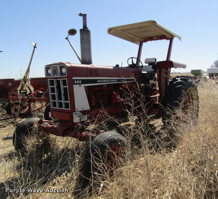 image for item EI9299 1977 International 686 tractor