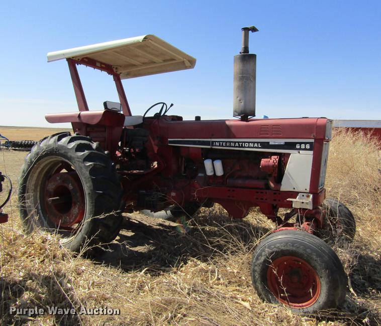 image for item EI9299 1977 International 686 tractor