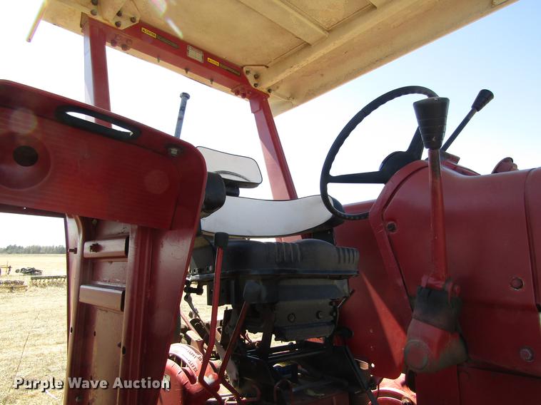 image for item EI9299 1977 International 686 tractor