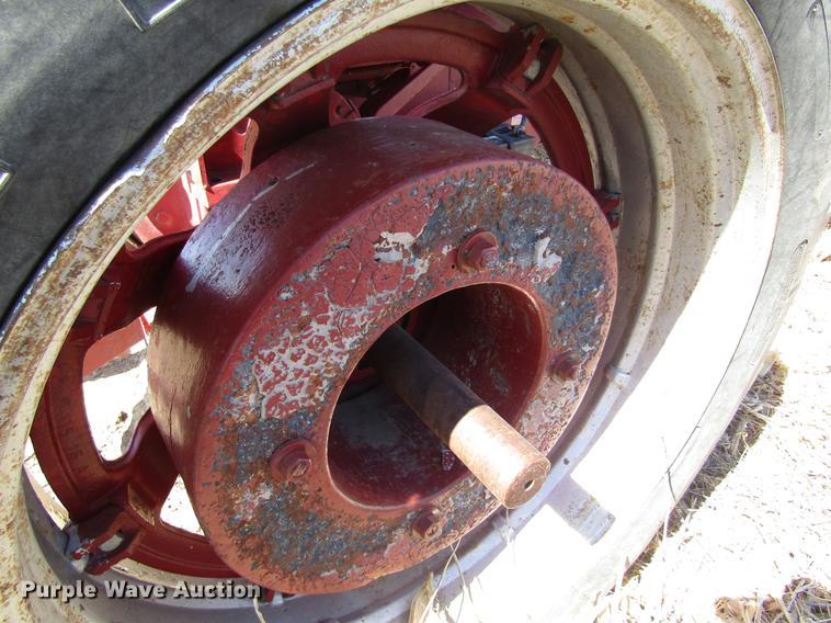 image for item EI9299 1977 International 686 tractor