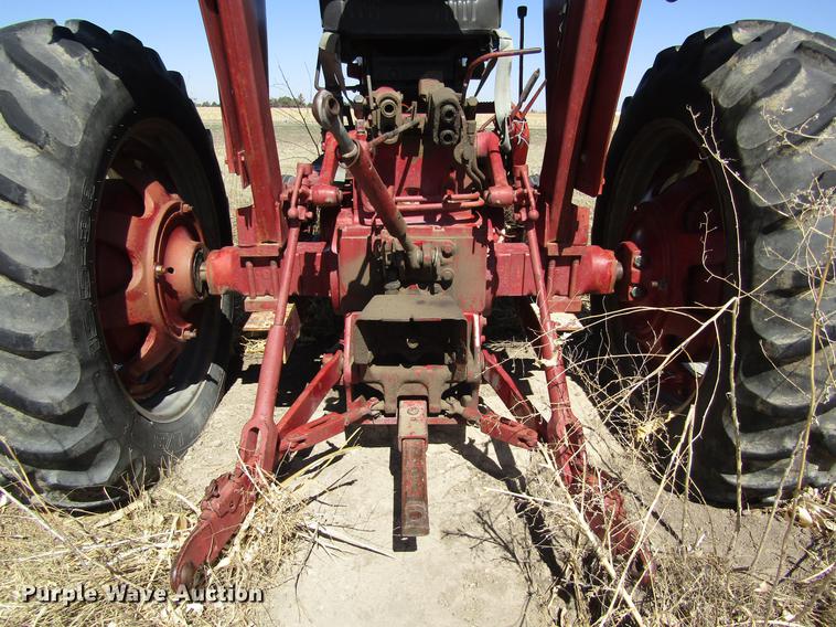 image for item EI9299 1977 International 686 tractor