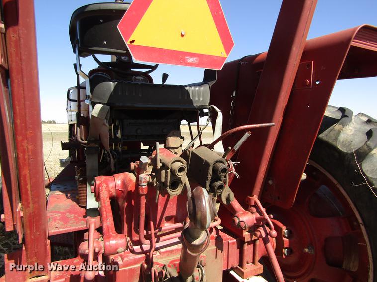 image for item EI9299 1977 International 686 tractor