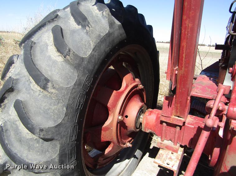 image for item EI9299 1977 International 686 tractor