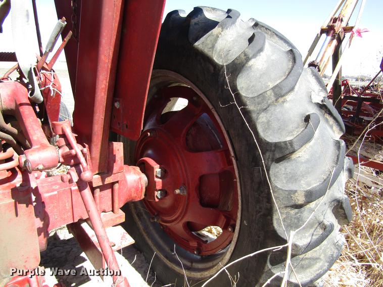 image for item EI9299 1977 International 686 tractor